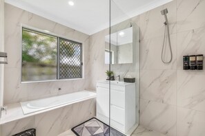 Shower, hair dryer, towels, soap - Modern 3 Bedroom Entire Home (Nudgee)