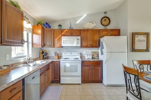 Réfrigérateur, micro-ondes, plaque de cuisson, lave-vaisselle