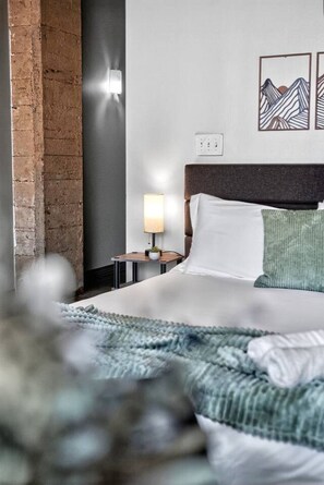 3 habitaciones, escritorio y tabla de planchar con plancha 