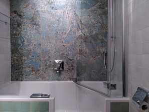 Dusche, Haartrockner, Handtücher