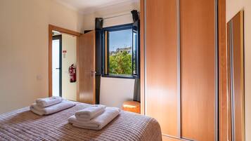 1 bedroom, iron/ironing board, internet, bed sheets