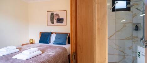 Fer et planche Ă repasser, accĂšs Internet, draps fournis