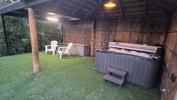 Outdoor spa tub
