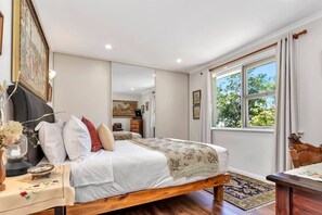 Desk, WiFi, bed sheets - KW Cottage | Animals, Farm Escape, Walking Trail (Crafers West)