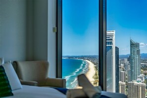 Iron/ironing board, travel cot, WiFi, bed sheets - The Zenith - With Carpark NEW Beachfront 3BR Ocean View unit with Pool and GYM (Surfers Paradise)