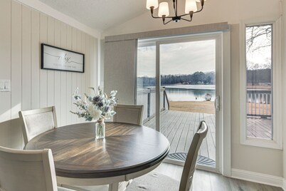 Waterfront Cottage at Cedar Pines Lake