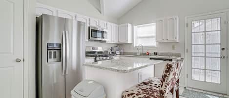 Kjøleskap, mikrobølgeovn, kokeplater og oppvaskmaskin