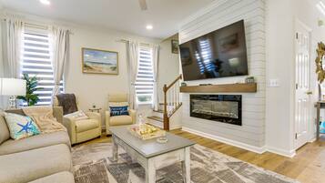 Televisio, takka, kirjoja