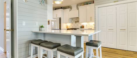 Fridge, microwave, stovetop, dishwasher