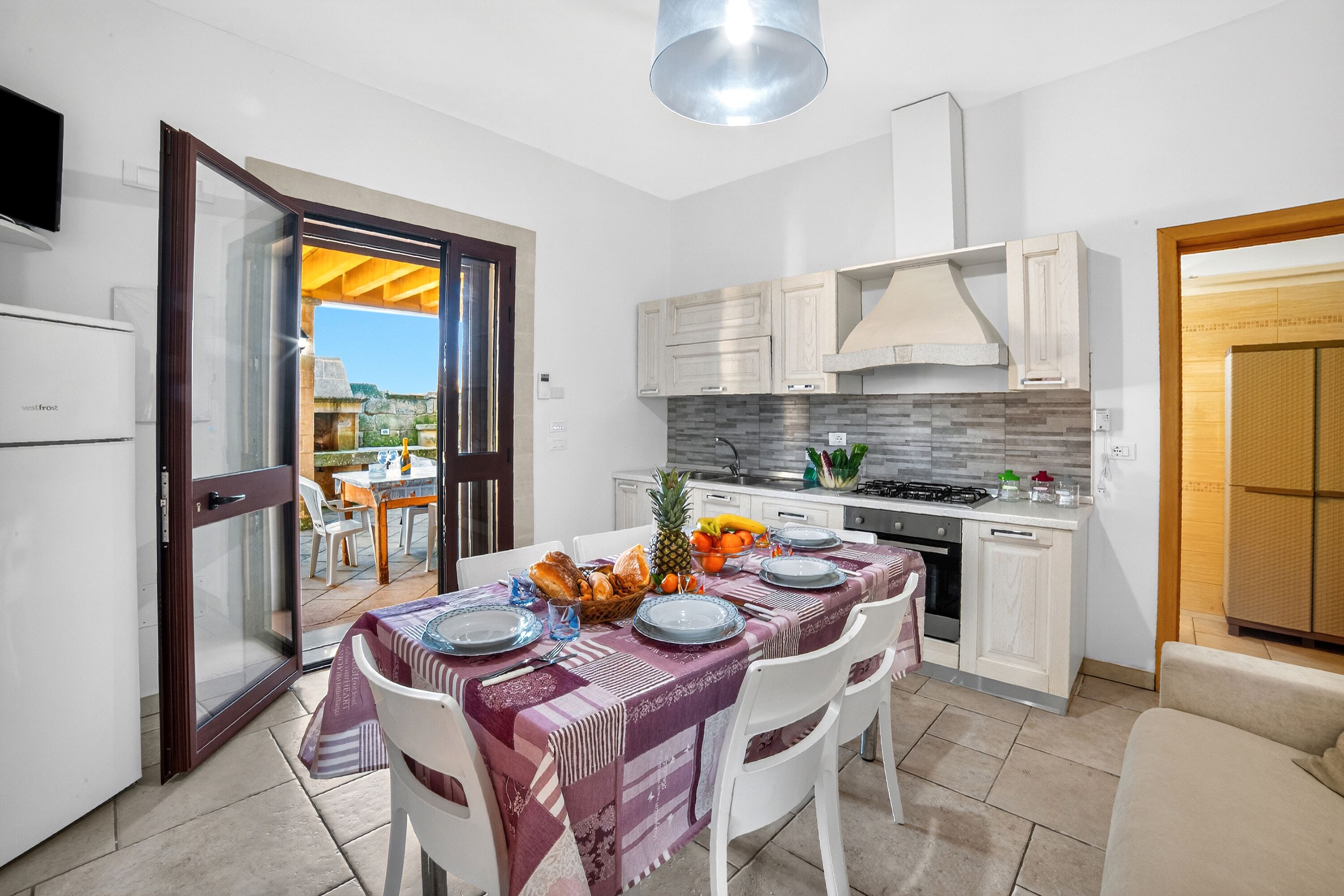 Family House, 2 Bedrooms, 2 Bathrooms (Villa Marta With Garden Near The Sea) | Private kitchen