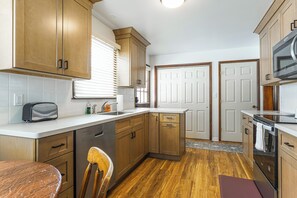 Refrigerador, microondas, placa de cocina, lavavajillas