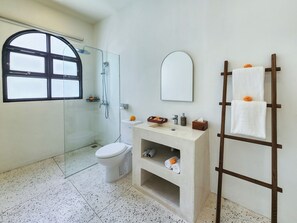 Hair dryer, towels, soap, shampoo - Villa Emilia Canggu by Nagisa Bali (Canggu)