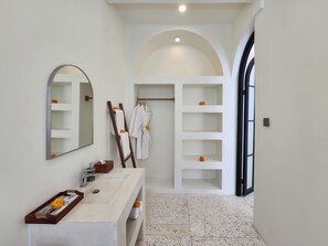 Secador de pelo, toallas, jabón, shampoo