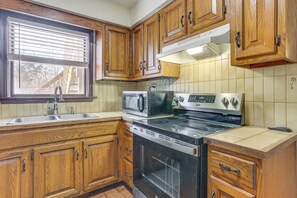 Fridge, microwave, stovetop, dishwasher - Pet Friendly & WFH Ready! Quiet Hudson Valley Apt (Newburgh)