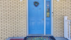 A blue door with a wreath, a stop sign, and a doormat. - Pet Friendly & WFH Ready! Quiet Hudson Valley Apt (Newburgh)