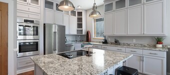 Lake House + Firepit + Game Room + Chef's Kitchen + Lakefront Cove