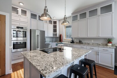 Lake House + Firepit + Game Room + Chef's Kitchen + Lakefront Cove