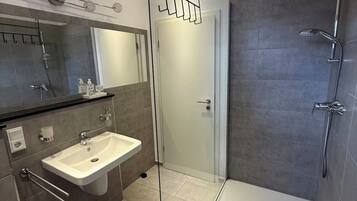 SĂšche-cheveux, serviettes fournies, savon, papier toilette