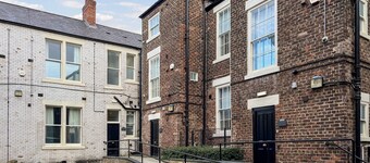 8 bedroom accommodation in Sunderland