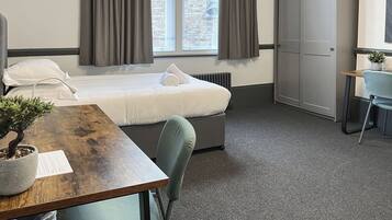 8 bedrooms, free WiFi, bed sheets