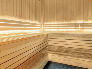 Een sauna met houten banken en lambrisering.