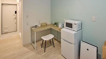 Quarto casal standard, para não fumantes (Light Snacks&Beer, Parking, 2 Guests) | Individualmente decorados, individualmente mobiliados, Wi-Fi de cortesia