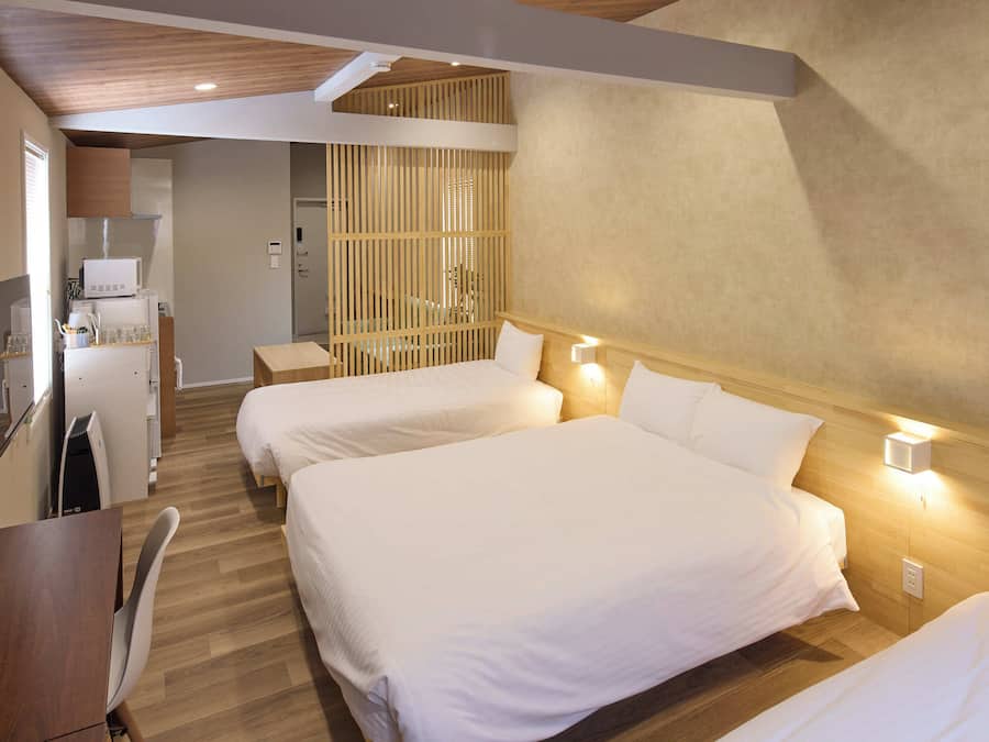 Quarto família, para não fumantes (YF-3,LightSnacks&Beer,Parking,5Guests) | Individualmente decorados, individualmente mobiliados, Wi-Fi de cortesia