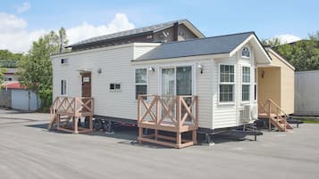 YF-4 (Up to 5 Guests): Family-Friendly/Light Snacks & Beer/Parking Available/Non-Smoking | Individually decorated, individually furnished, free WiFi, bed sheets