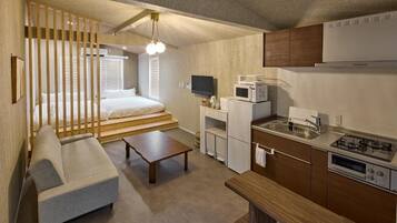 YF-2 (Up to 5 Guests): Family-Friendly/Light Snacks & Beer/Parking Available/Non-Smoking | Individually decorated, individually furnished, free WiFi, bed sheets