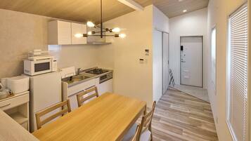 YF-1 (Up to 5 Guests): Family-Friendly/Light Snacks & Beer/Parking Available/Non-Smoking | Individually decorated, individually furnished, free WiFi, bed sheets