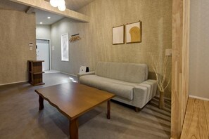 Quarto família, para não fumantes (YF-2,LightSnacks&Beer,Parking,5Guests) | Individualmente decorados, individualmente mobiliados, Wi-Fi de cortesia