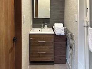 YF-2 (Up to 5 Guests): Family-Friendly/Light Snacks & Beer/Parking Available/Non-Smoking | Bathroom | Free toiletries, hair dryer, slippers, towels - Solana Smart INN Fuji Yamanakako (Yamanakako)