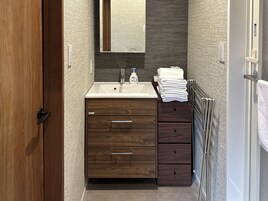 Habitación familiar, no fumadores (YF-2,LightSnacks&Beer,Parking,5Guests) | Baño | Artículos de higiene personal gratuitos, secador de pelo y zapatillas