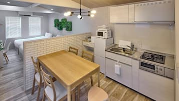 YF-1 (Up to 5 Guests): Family-Friendly/Light Snacks & Beer/Parking Available/Non-Smoking | Individually decorated, individually furnished, free WiFi, bed sheets