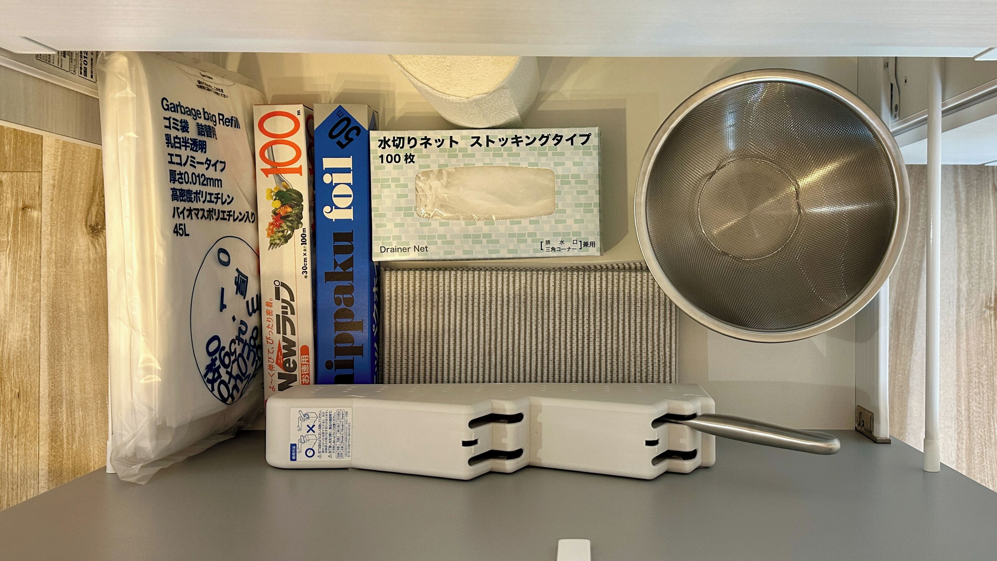 Un baño con ducha, inodoro y lavabo.