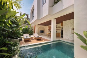 Outdoor pool, pool loungers - Solaya Villas Canggu (Canggu)