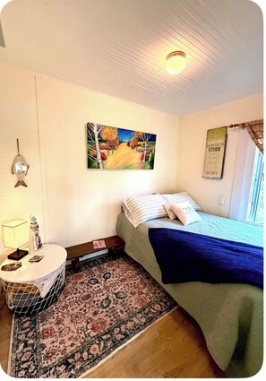 1 bedroom, Internet, bed sheets - Retro Cabin across from private beach and minutes from the ferry (Clinton)