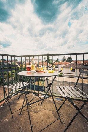Outdoor dining - Cosy, spacious apartment in Roanne in a quiet residence. (Roanne)