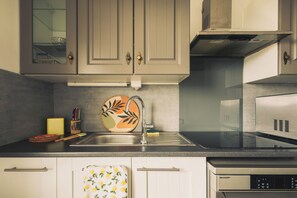 Private kitchen - Cosy, spacious apartment in Roanne in a quiet residence. (Roanne)