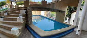 LakeHouse Teques Lakefront home with pool and jacuzzis