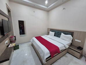 Deluxe Double Room | Free WiFi - OnlyStay Giriraj Ji Near Prem Mandir (Vrindavan)