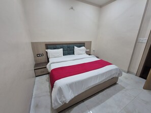 Deluxe Double Room | Free WiFi - OnlyStay Giriraj Ji Near Prem Mandir (Vrindavan)
