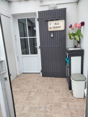 Exterior detail - Gîte le Hauban, with covered swimming pool. Near town center and beach (La Tranche-sur-Mer)