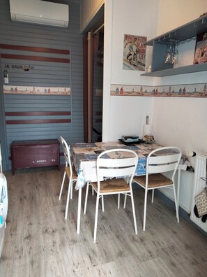 Dining - Gîte le Hauban, with covered swimming pool. Near town center and beach (La Tranche-sur-Mer)