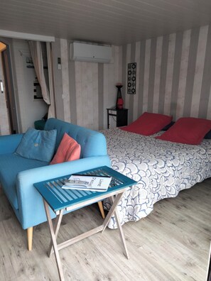 Iron/ironing board, Internet, bed sheets - Gîte le Hauban, with covered swimming pool. Near town center and beach (La Tranche-sur-Mer)