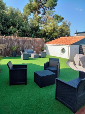 Terrace/patio - Gîte le Hauban, with covered swimming pool. Near town center and beach (La Tranche-sur-Mer)