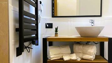 Dusche, Haartrockner, Bidet, Handtücher