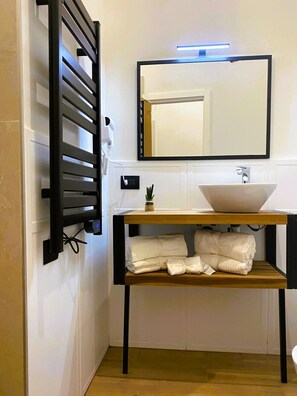 Dusche, Haartrockner, Bidet, Handtücher