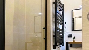 تجهيزات دش، مجففات شعر، مراحيض شطف، مناشف
