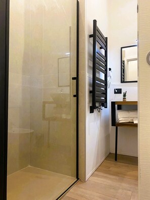 Dusche, Haartrockner, Bidet, Handtücher